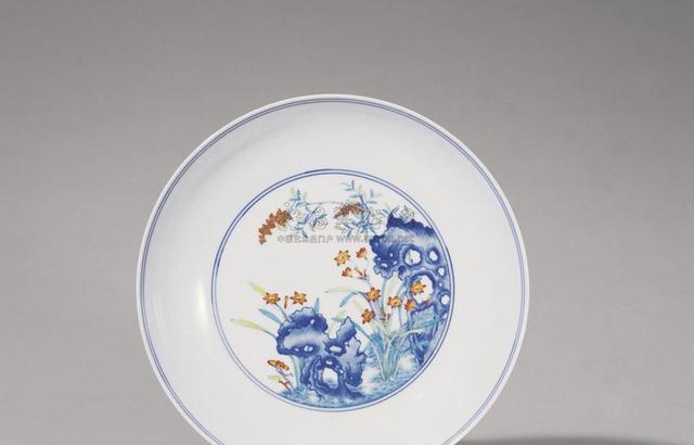 一个雍正斗彩花纹盘,仿明成化斗彩工艺,是收藏界的珍藏品