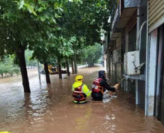 郑州危急暴雨太揪心但他们站出来让人感动河南卫视做法要改