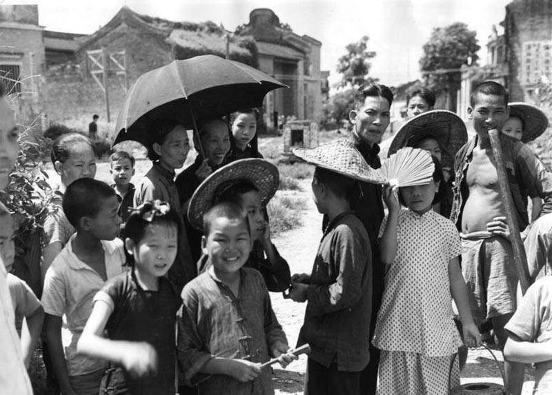 1947年北街的江边,打着赤膊的男孩是准备帮忙卸货还是下河游泳呢.