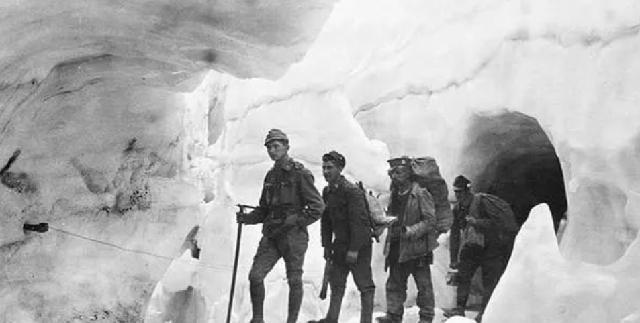 一场雪山战争,炮轰引发雪崩活埋上万士兵,尸骨百年不腐成木乃伊