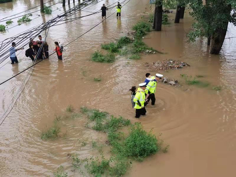 直击新乡特大暴雨|我们在一起 河南高速交警多部门联动紧急转移受困