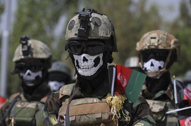 图为经过三个月的训练后,阿富汗陆军特种部队参加毕业典礼.