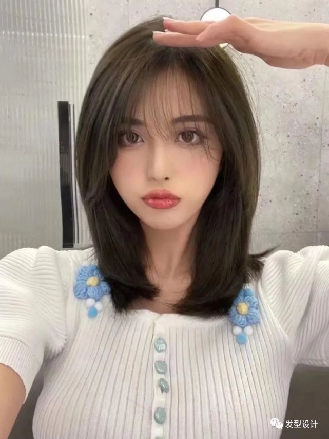 锁骨发的长度在锁骨的位置,烫个卷的锁骨发更有女人味,搭配微卷八字