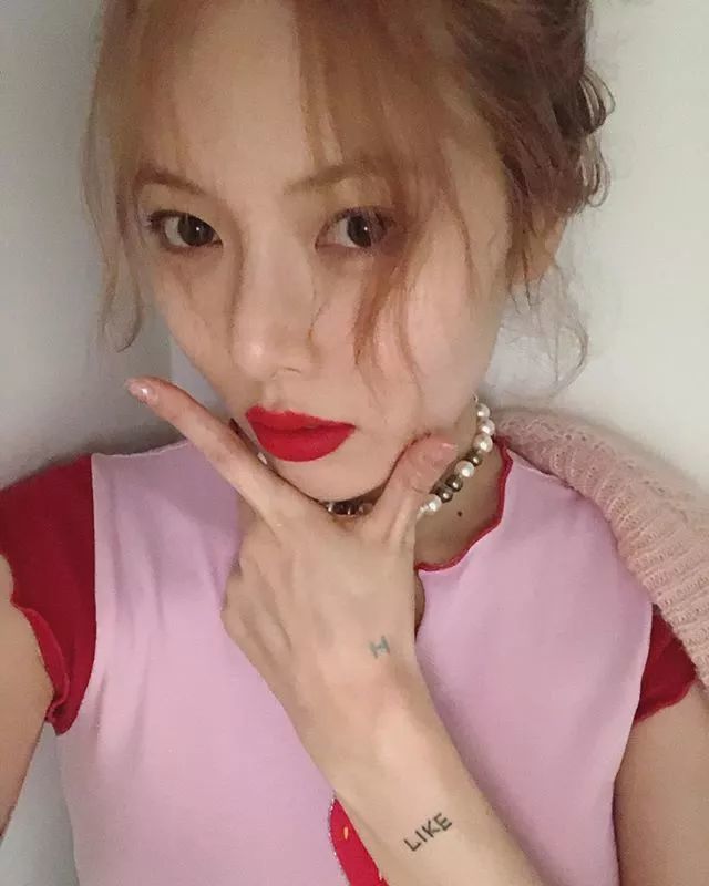 泫雅高调晒情侣纹身,这一对也太甜了吧!