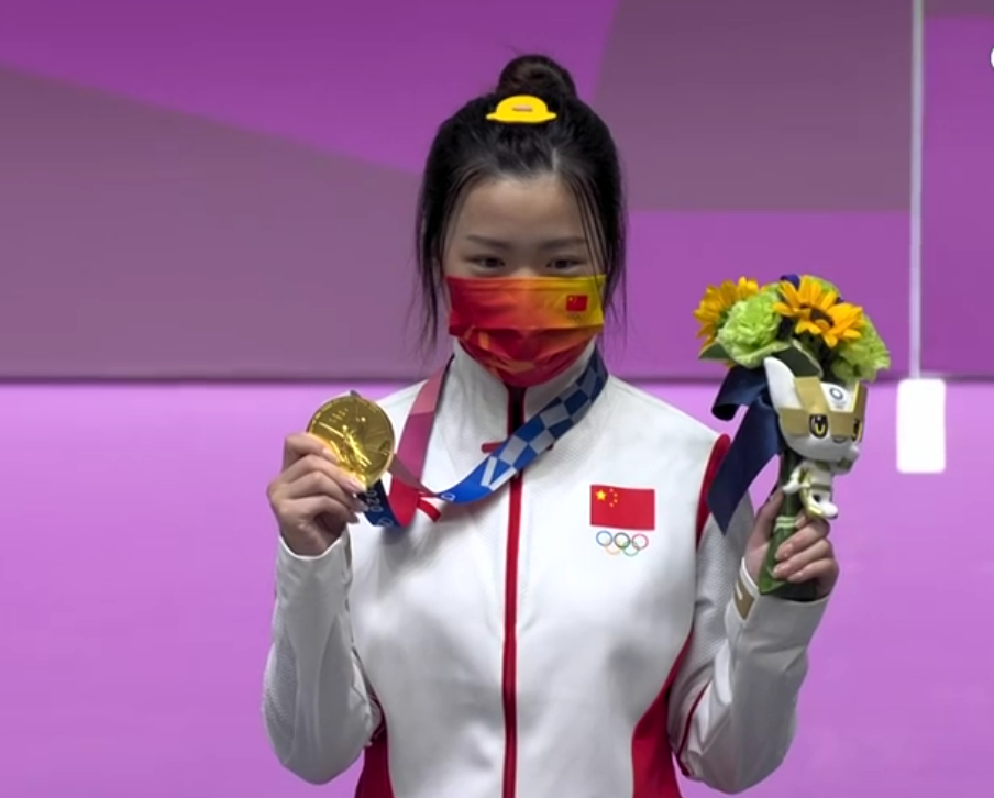 升国旗奏国歌!杨倩在颁奖典礼终于笑了,高唱国歌,比心动作大亮