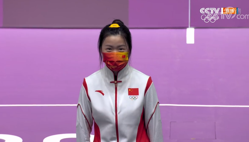 中国首金!杨倩领金牌后终于笑了,比心庆祝太暖心:升国旗奏国歌