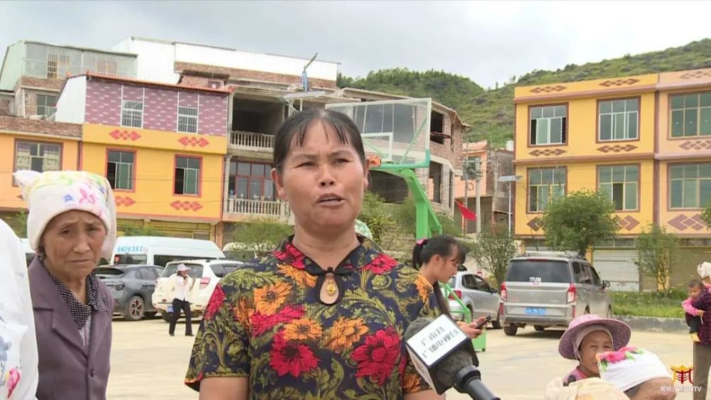 广南县黑支果乡银子洞村村民 张远青 来到这里以后条件好了,娃娃