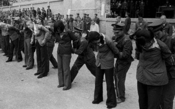 1983年我国首轮严打:唐山菜刀队50余人被枪决,他们做