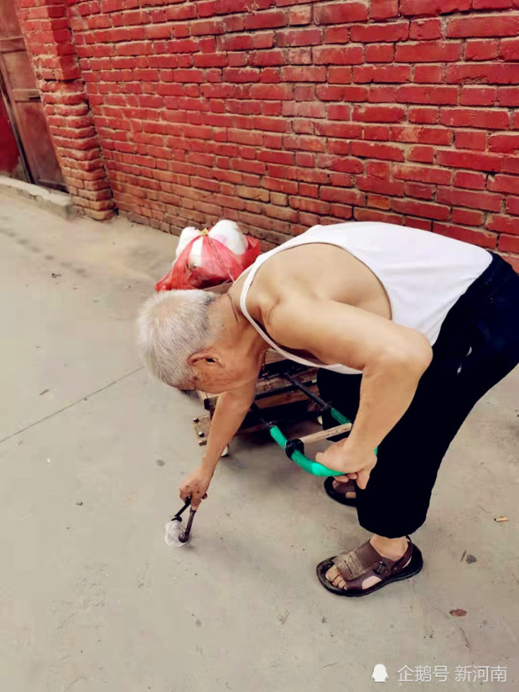 卢氏县86岁的祝永胜老人捡运垃圾26年风雨无阻
