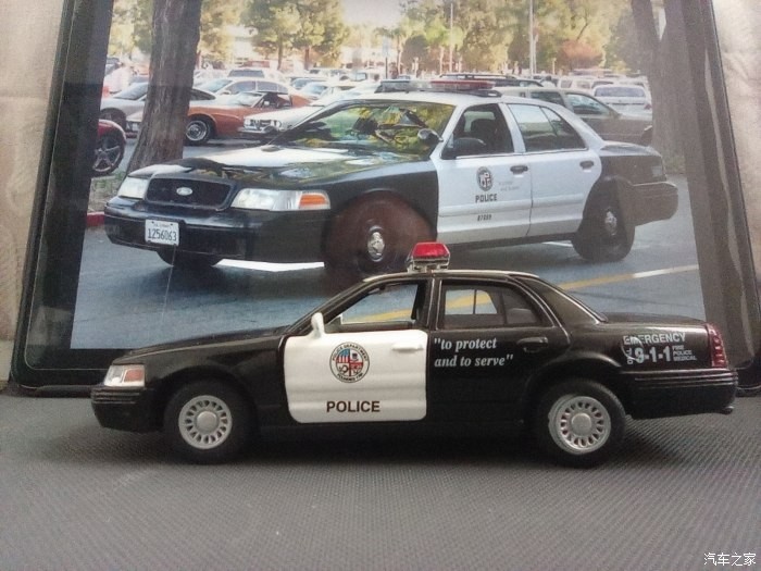 模型是以洛杉矶市警察局的警车为蓝本,黑白配色是它最显著的标识,电影
