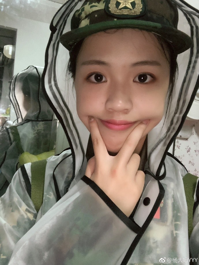 清华学霸杨倩摘得奥运首金,刘涛杨洋等明星发文祝贺:一起为你比心