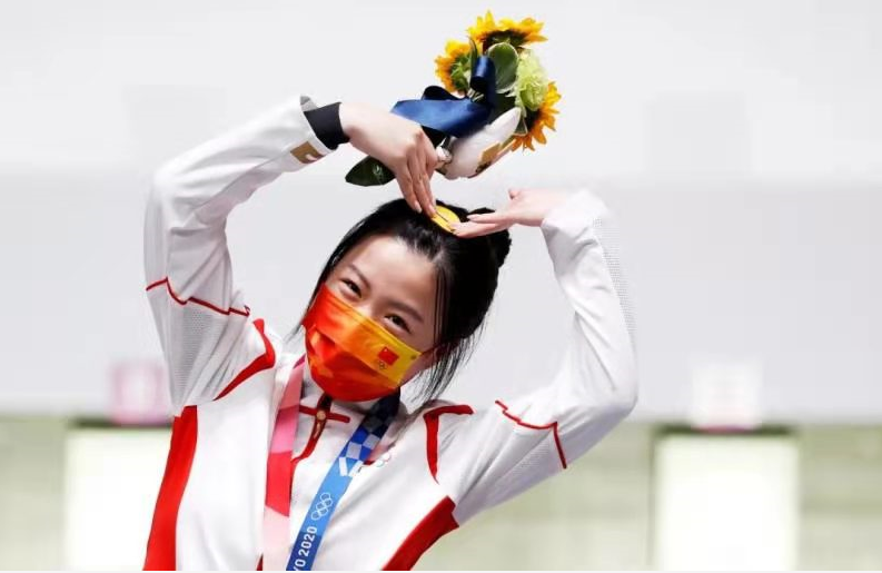 杨倩在奥运领奖台上比了个心