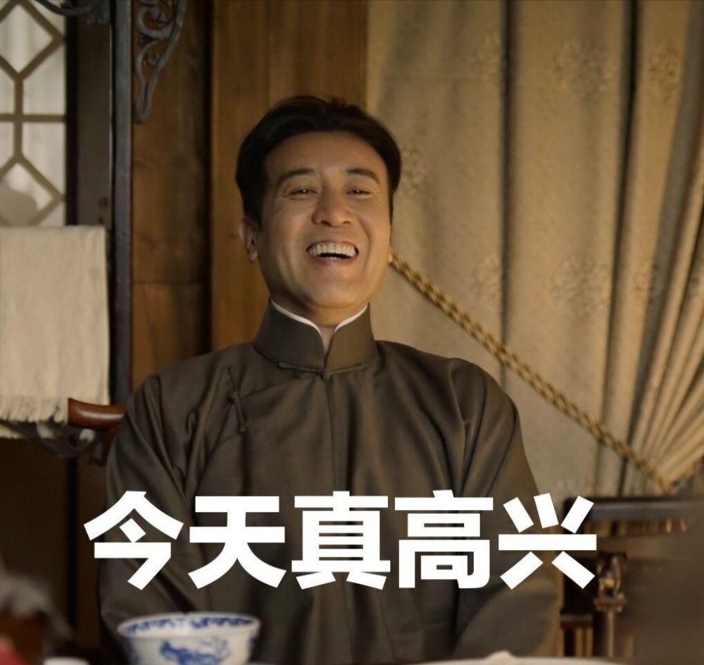 而在领奖时,夺冠选手杨倩用双手在头顶比心的庆祝方式,引起了国内广大