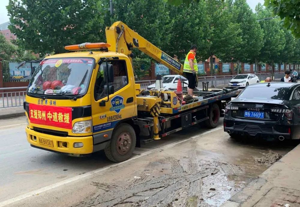 7月23日,道路救援车行驶在西三环上,运送水淹车辆.