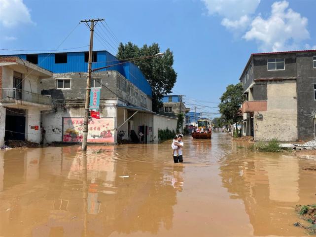 直击河南新乡洪灾村庄被淹3天水深1米村民坐铲车转移