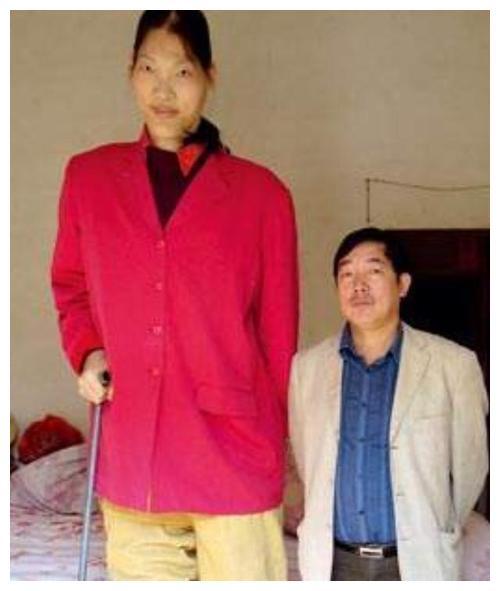 中国第一女巨人姚德芬:身高2.36米,比姚明高10厘米