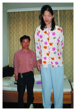 中国第一女巨人姚德芬:身高2.36米,比姚明高10厘米,如今怎样了