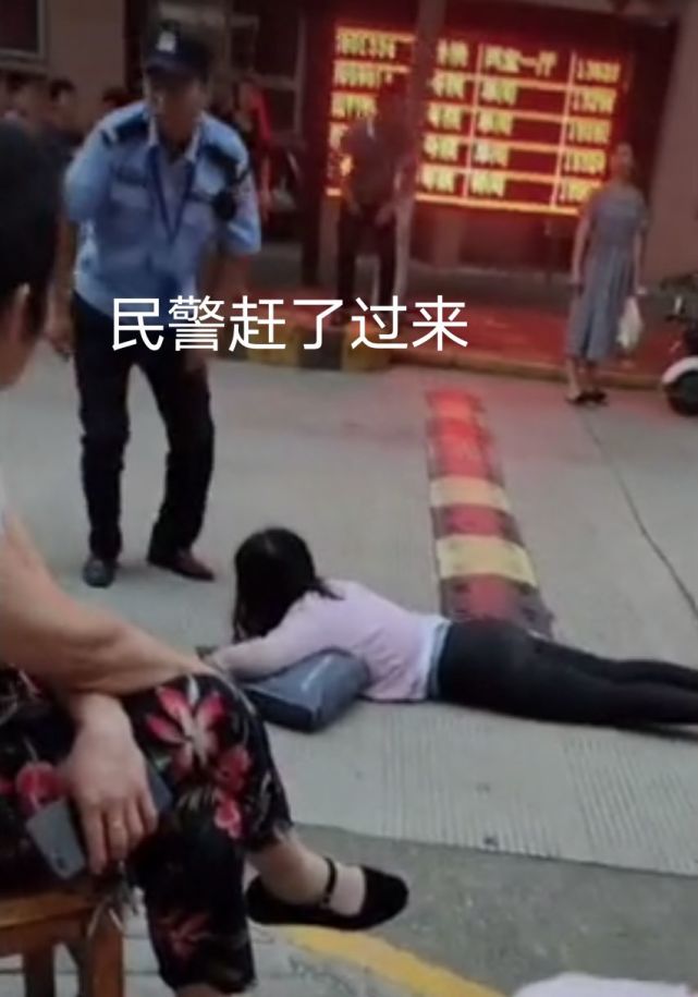 河南郑州:小区路上趴着一女子,在地上艰难爬行,问她什么也不说