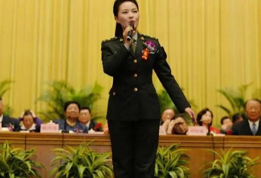 雷佳和丈夫可以说是强强联合,同样非常的优秀,丈夫陈正拜在事业上更是