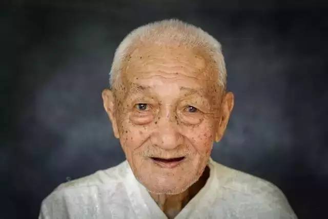 百岁老人接种疫苗-中国疫苗安全可靠,海南缘何百岁老人位居全国第一!