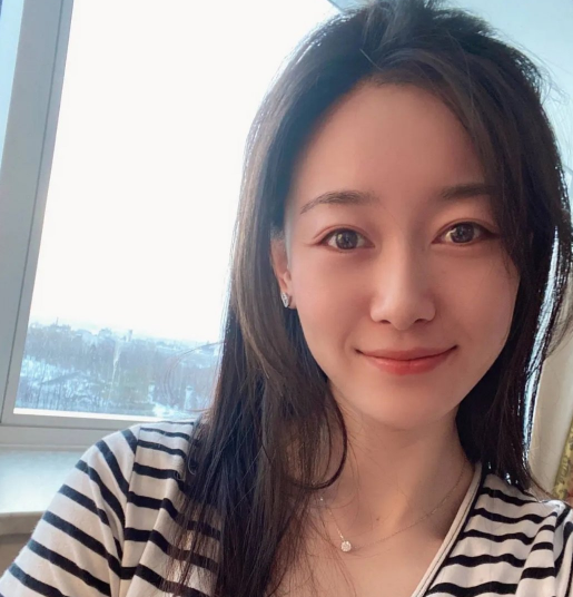 国歌响起,孙一文动情落泪!摘掉口罩开心咬金牌,外教扛起她狂奔