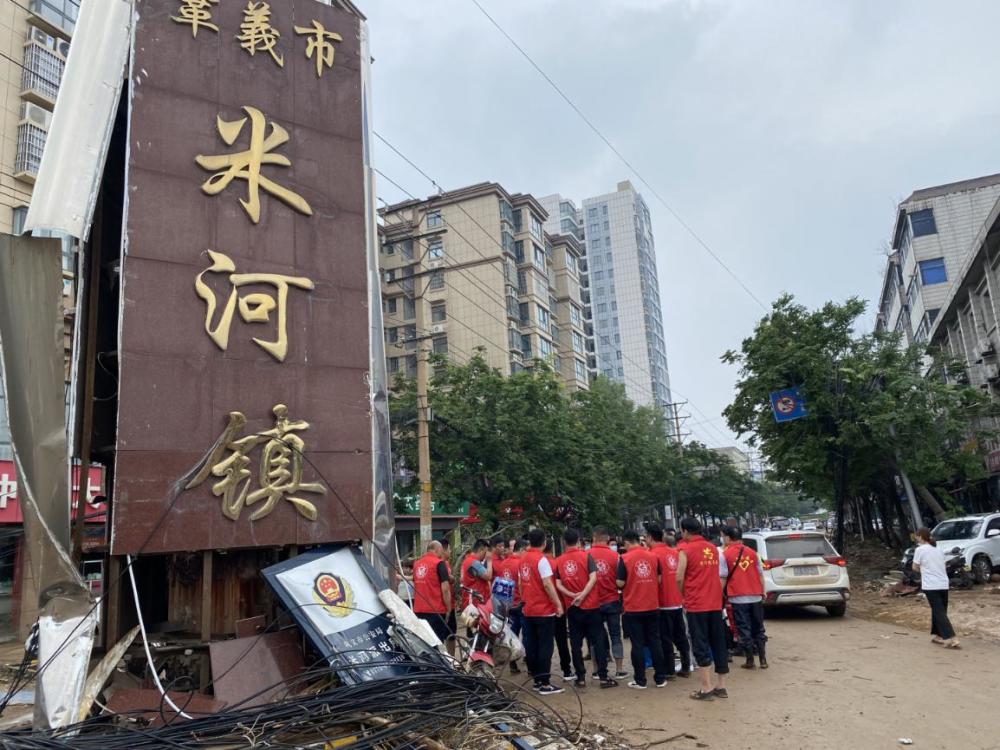 巩义市派遣的医疗救护车,巩义山岳应急救援队等也陆续进入镇区.