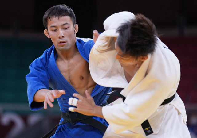 7月24日,日本选手高藤直寿(左)与中国台北选手杨勇纬在比赛中.