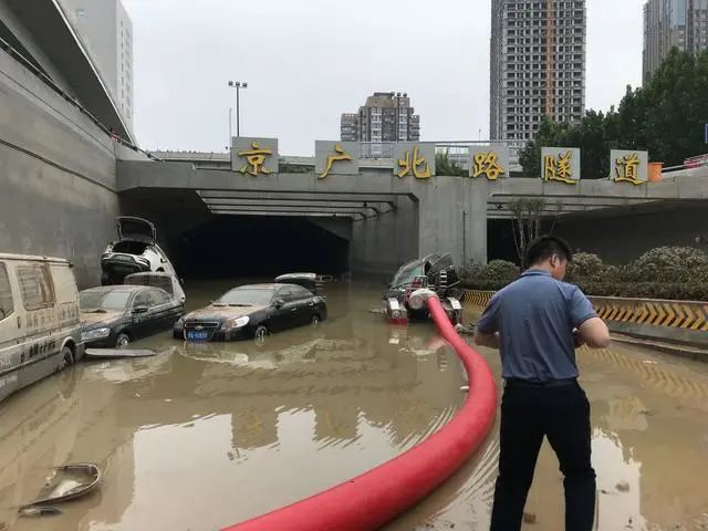 郑州京广隧道拖出200多辆车,罹难者家属趴在泥水里哭