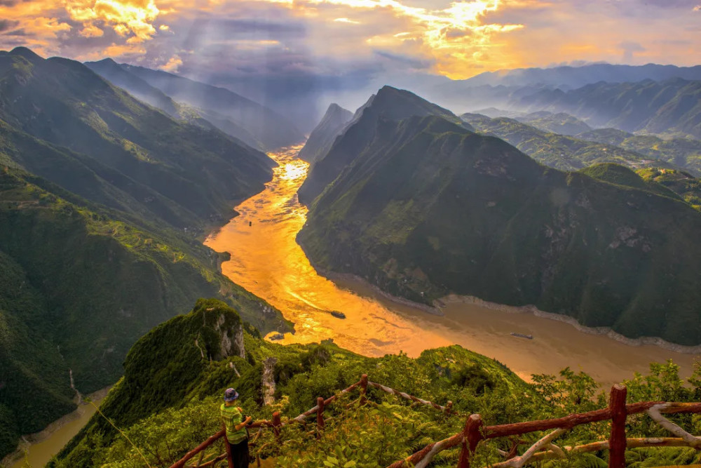 这里很适合拍照喔 别犹豫了 巴东邀你来打卡 在巫峡口缆车上看风景