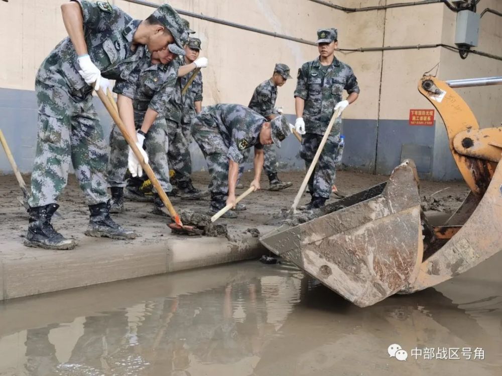 人民子弟兵仍奋战在豫北抗洪一线 灾后重建清淤消杀工作同步进行