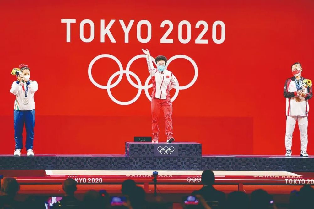 侯志慧获女子举重49公斤级冠军 创三项奥运会纪录 国歌响起她放下花束