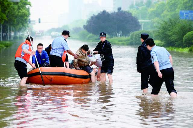 警徽闪耀抗洪防汛一线战洪水斗台风公安民警坚守最前线