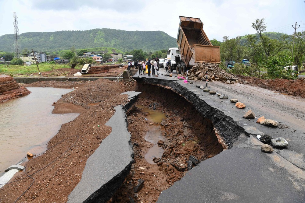 这是7月24日在印度马哈拉施特拉邦默哈德拍摄的塌陷的公路.