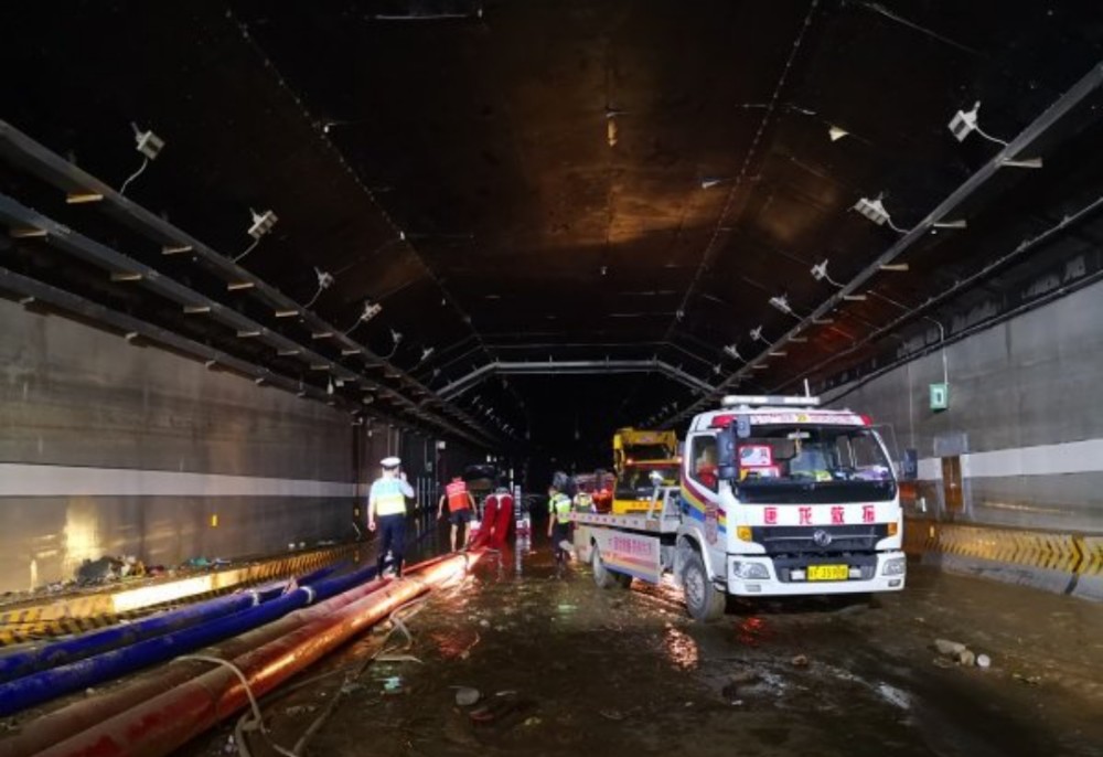 直击郑州京广隧道救援:抽排水作业彻夜不停 一出口坡底堆积车辆基本