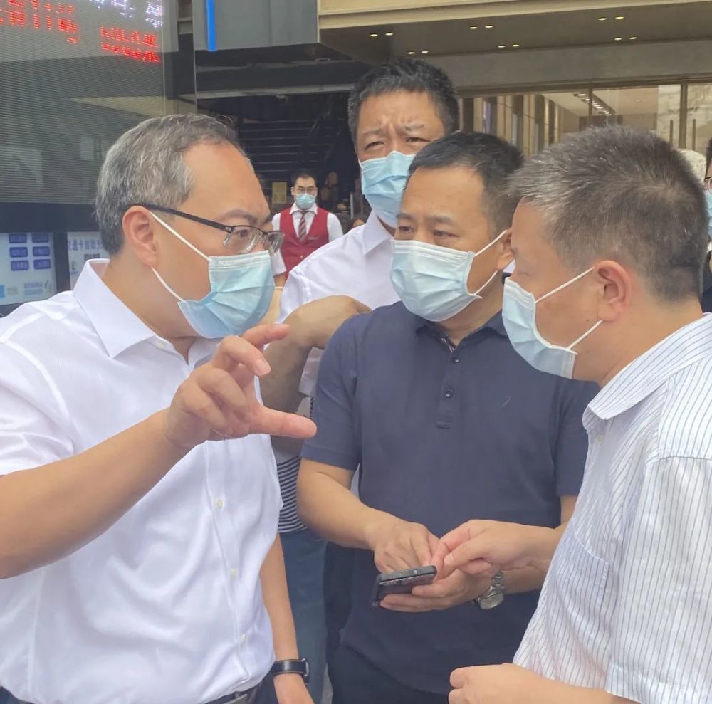 副市长张明康一行到无锡公交集团督查防疫防汛工作