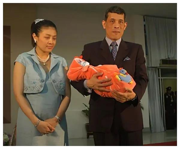 16年前提帮功出生,泰王和公主都只看孩子,没人理睬西米拉真心酸