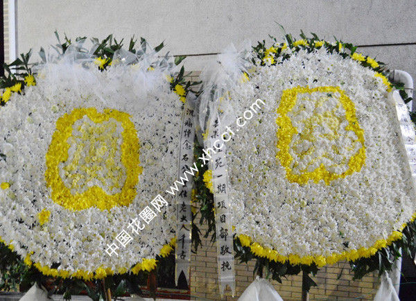 祭奠用什么鲜花:祭拜的花有哪些?祭奠用花圈还是花篮好?
