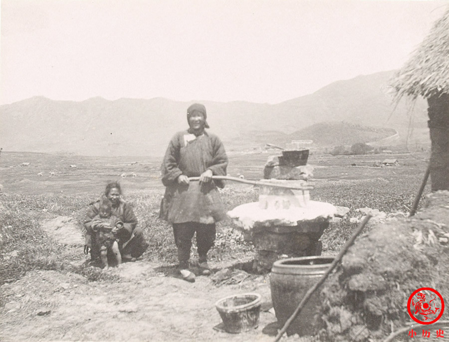 1908年老照片:戴枷的囚徒不敢看镜头,农民在荒野上搭茅屋度日