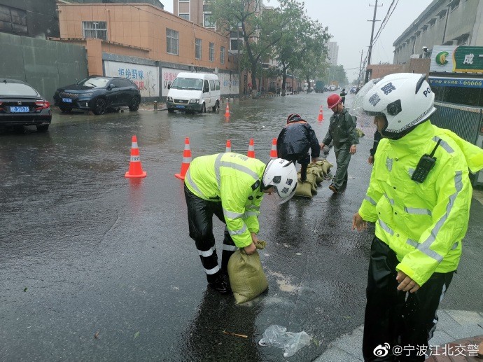 倪家堰路积水严重,请大家绕行江北交警铁骑中队正在现场处置,搭建抗洪