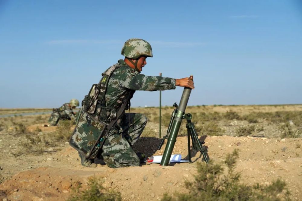 77集团军某旅在大漠戈壁开展迫击炮实弹射击考核,检验官兵前期训练