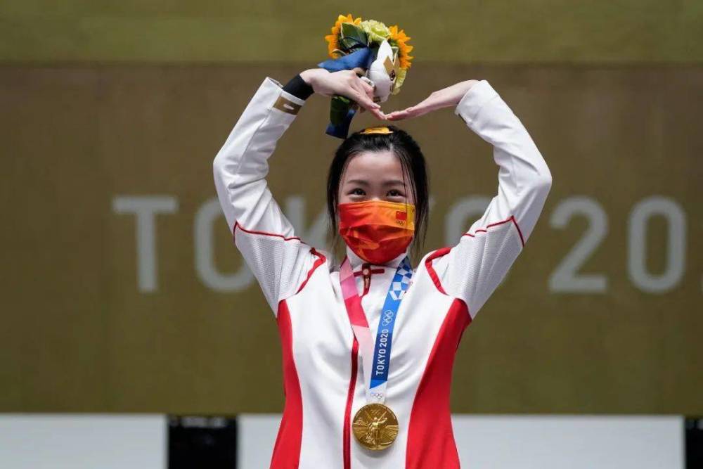 东京奥运会首枚金牌得主是中国代表团选手杨倩,颜值和