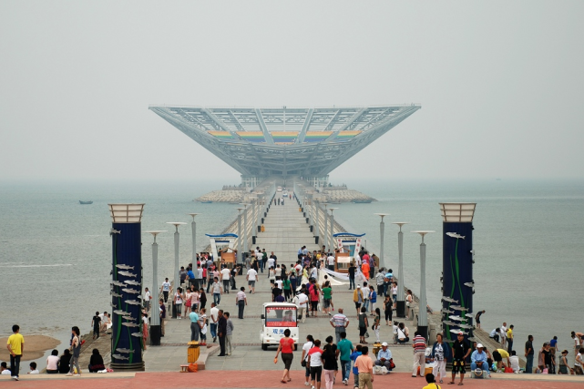 山海广场由 广场 浴场 观海堤(栈桥) 观景台及鲅鱼公主雕塑等组成