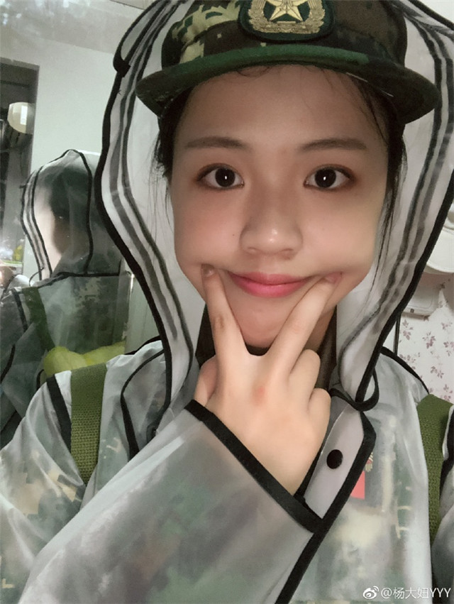 奥运首金杨倩大量生活照曝光,长相清秀可爱,李小鹏发文祝贺