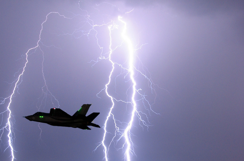 在雷暴环境中飞行的f-35战斗机(效果图)