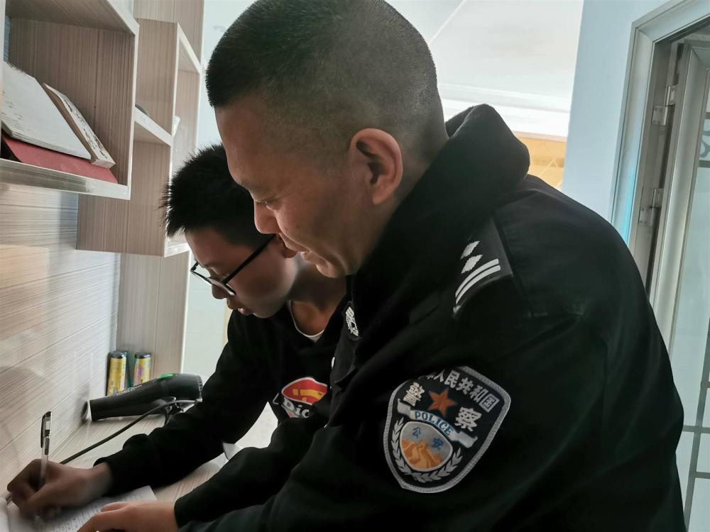 "他是守护平安的墙,罪犯敢来他就敢上!"重庆一民警追凶遇刺牺牲