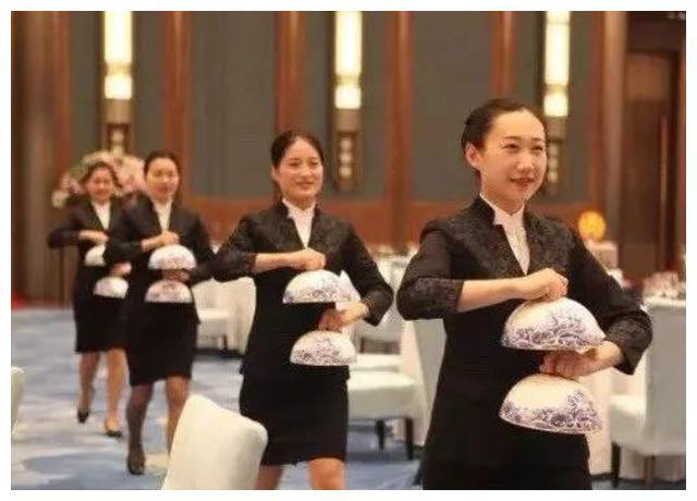 她是"国宴级服务员",为各国宴会服务3次,一般宴会都请
