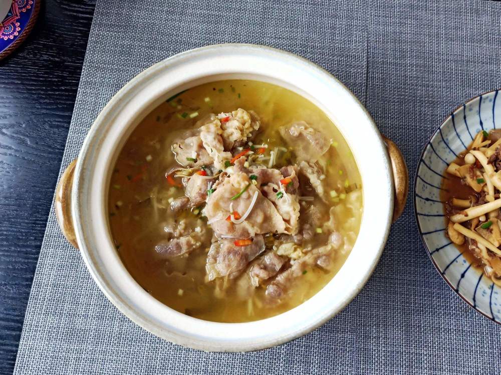 材料有肥牛卷,酸菜,豆芽,金针菇等,首先煮点开水,把肥牛卷焯一下水.