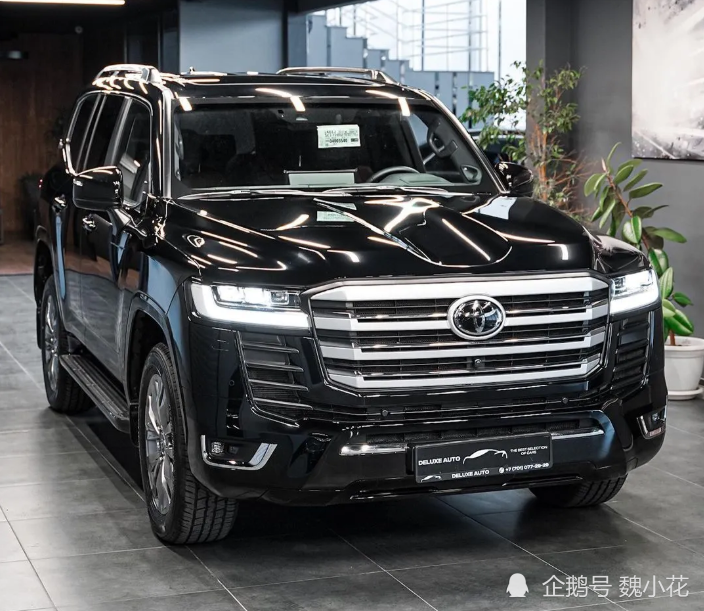 颜值怒甩"lx570"几条街!2022款丰田"陆巡"高清实拍