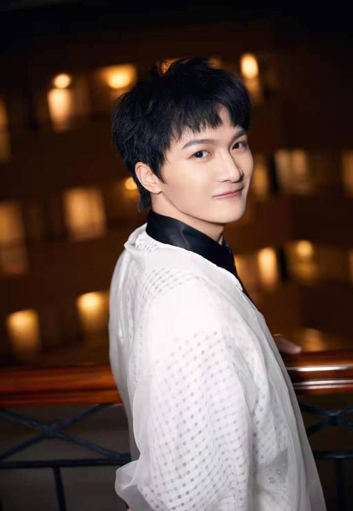 周深2014年参加《中国好声音》正式出道,2016年演唱《大鱼海棠》印象