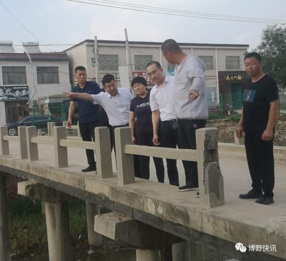 许喆一行先后到北陶墟村孝义河河道,孝义河东桥实地查看,深入了解孝义